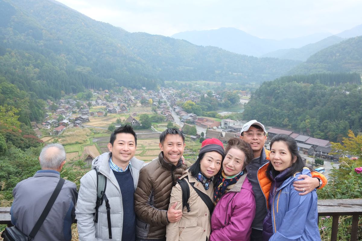 Family outdoor adventure trip together
